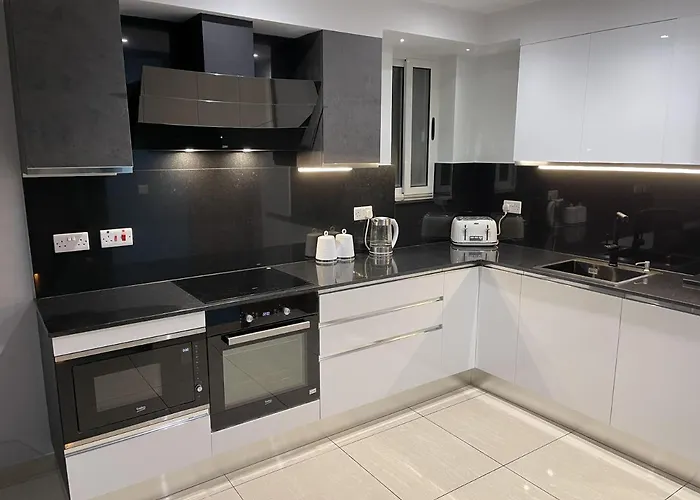 Spinola Bay - St Julians Near Prime Location アパート